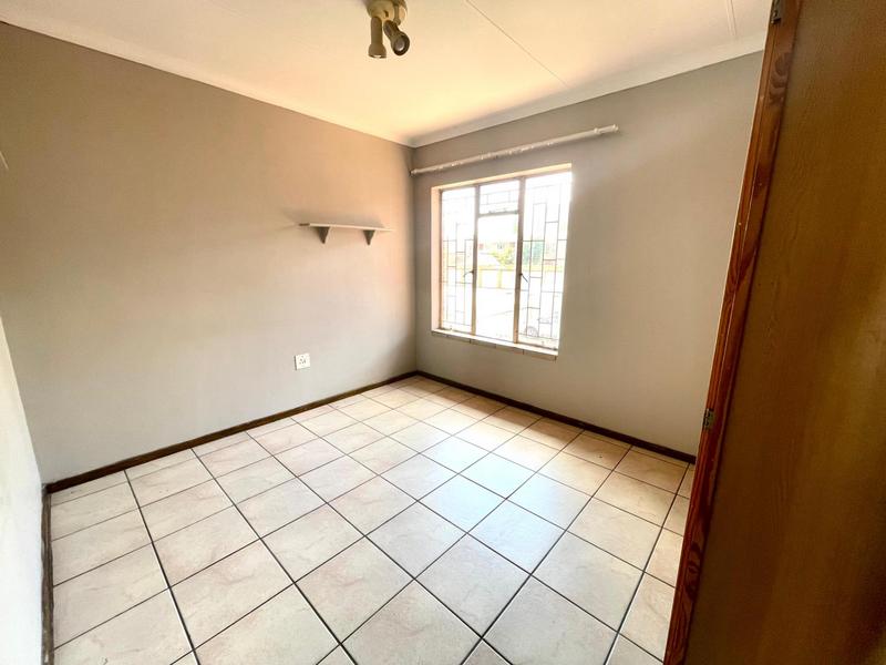 To Let 2 Bedroom Property for Rent in Kannoniers Park North West